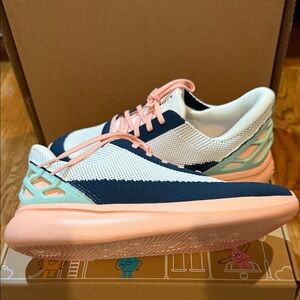 Kizik kids sneakers new